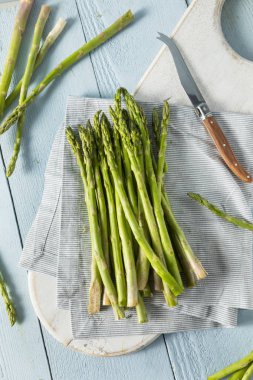 Ham yeşil organik kuşkonmaz Spears