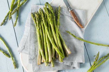 Ham yeşil organik kuşkonmaz Spears