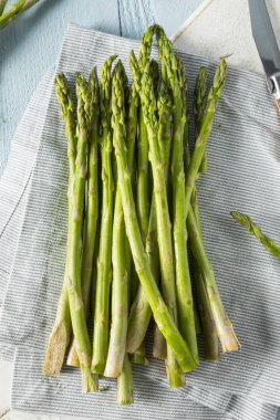 Ham yeşil organik kuşkonmaz Spears