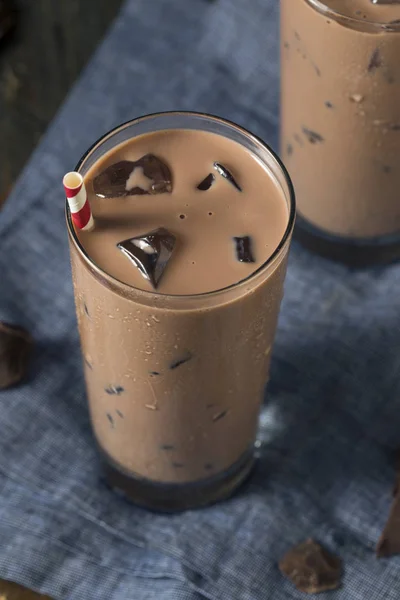 Kalt erfrischende eisgekühlte heiße Schokoladenmilch — Stockfoto