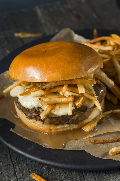 Hamburguesa casera con papas fritas —  Fotos de Stock