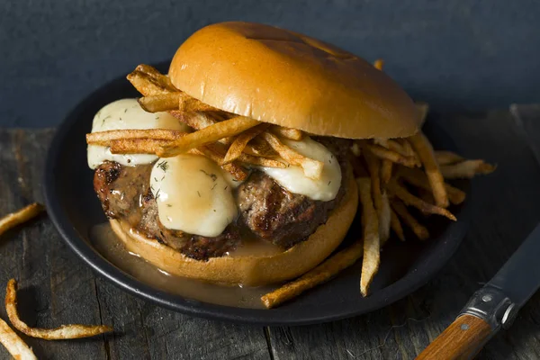 Hamburger Poutine buatan rumah dengan kentang goreng — Stok Foto