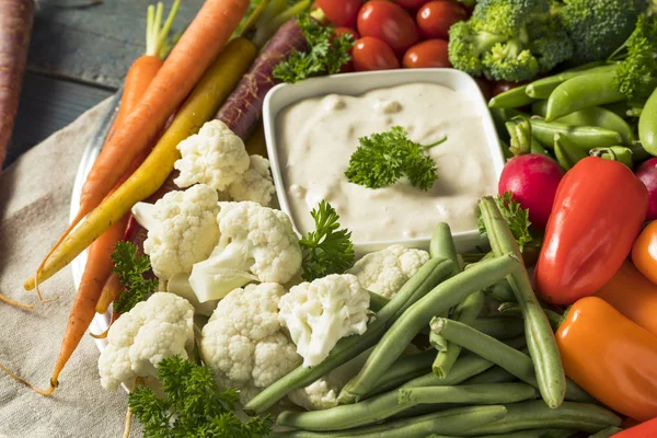 Assiette crudites aux légumes rafraîchissants crus — Photo