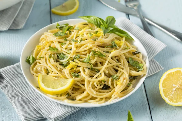 Espaguetis caseros de albahaca y limón —  Fotos de Stock