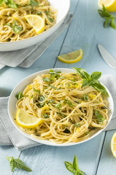 Spaghetti di basilico al limone fatti in casa — Foto Stock