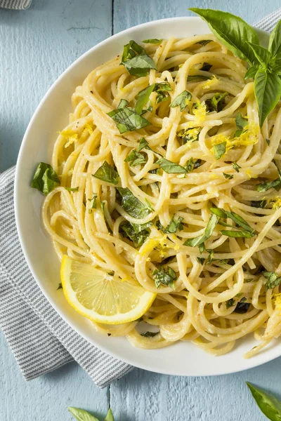 Huisgemaakte basilicum-Lemon Spaghetti — Stockfoto