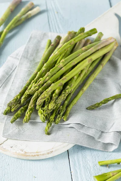 Ham yeşil organik kuşkonmaz Spears