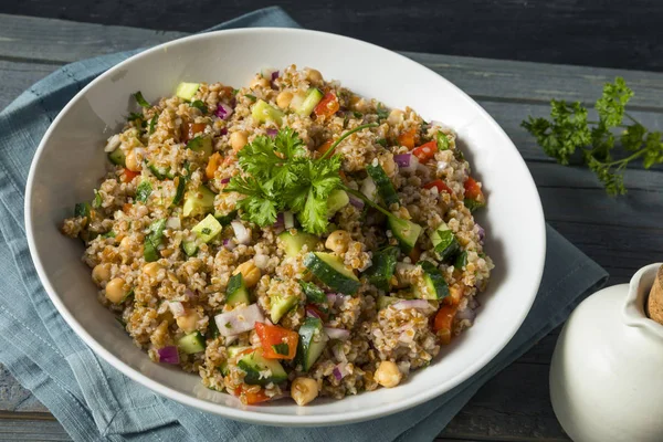 Salada de trigo Bulgar caseira — Fotografia de Stock