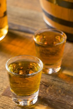 Bir kadeh alkollü kahverengi ROM