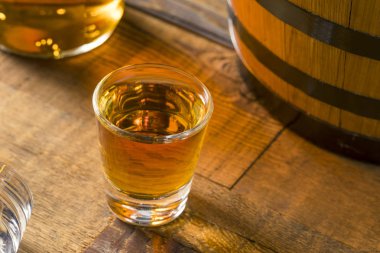 Bir kadeh alkollü kahverengi ROM