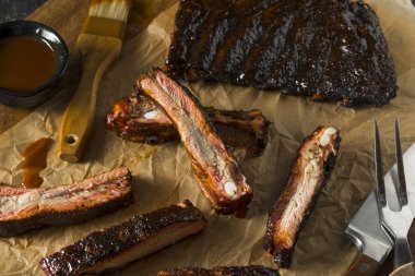 Ev yapımı füme Barbekü St. Louis stili Domuz kaburga