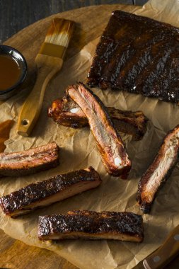 Ev yapımı füme Barbekü St. Louis stili Domuz kaburga