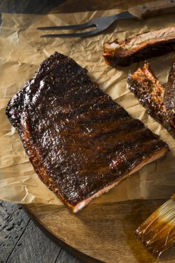 Ev yapımı füme Barbekü St. Louis stili Domuz kaburga