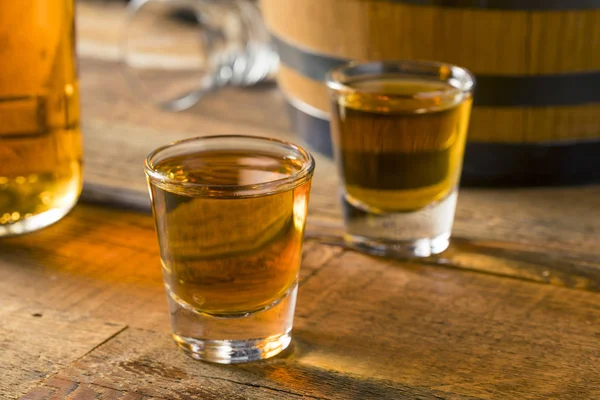 Rum marrom alcoólico em um copo de tiro — Fotografia de Stock