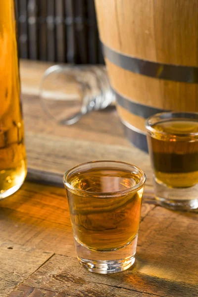 Alkoholické hnědý Rum v Shot Glass — Stock fotografie