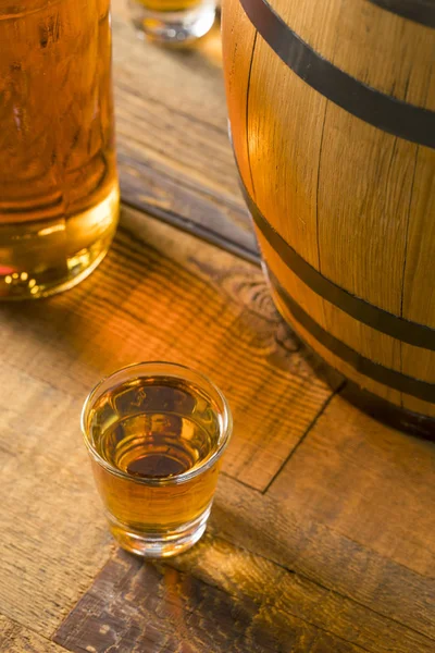 Alkoholické hnědý Rum v Shot Glass — Stock fotografie