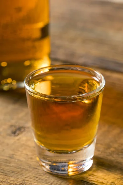 ショット グラスで茶色ラム酒アルコール — ストック写真