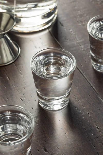 Egyértelmű lövések alkoholos orosz Vodka — Stock Fotó