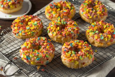 Ev yapımı gurme Donuts üstte Mısır gevreği ile