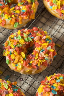Ev yapımı gurme Donuts üstte Mısır gevreği ile