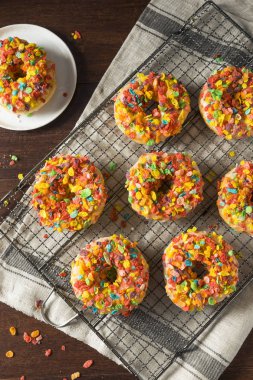 Ev yapımı gurme Donuts üstte Mısır gevreği ile