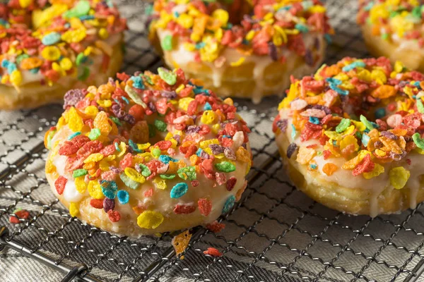 Hemmagjord Gourmet Donuts med flingor på toppen — Stockfoto