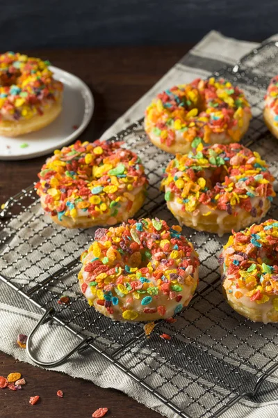 Ciambelle gourmet fatte in casa con cereali in cima — Foto Stock