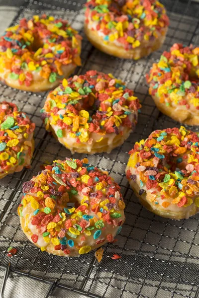 Hemmagjord Gourmet Donuts med flingor på toppen — Stockfoto