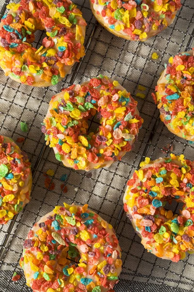 Hausgemachte Gourmet-Donuts mit Müsli darauf — Stockfoto
