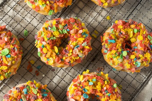 Donuts gourmet caseros con cereales en la parte superior — Foto de Stock