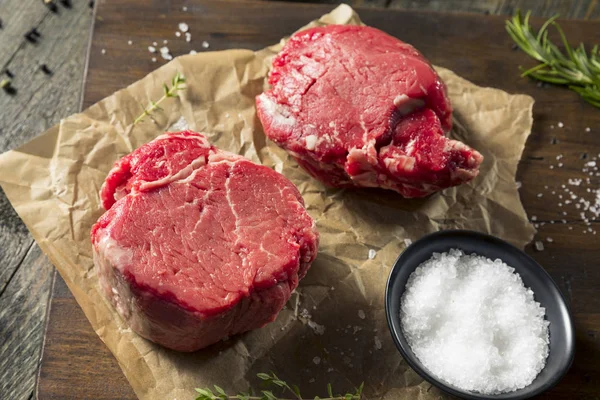 Fileto Mignon biftek ham organik ot beslenen — Stok fotoğraf