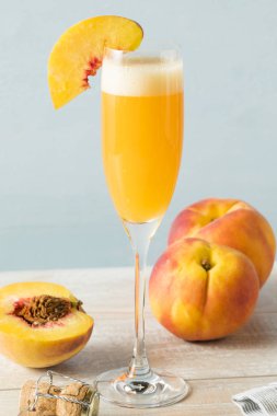 Tatlı kabarcıklı şeftali Bellini Mimoza