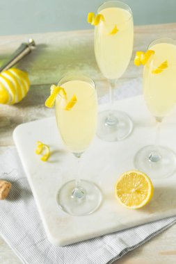 Ayyaş kabarcıklı limon Fransızca 75 kokteyl
