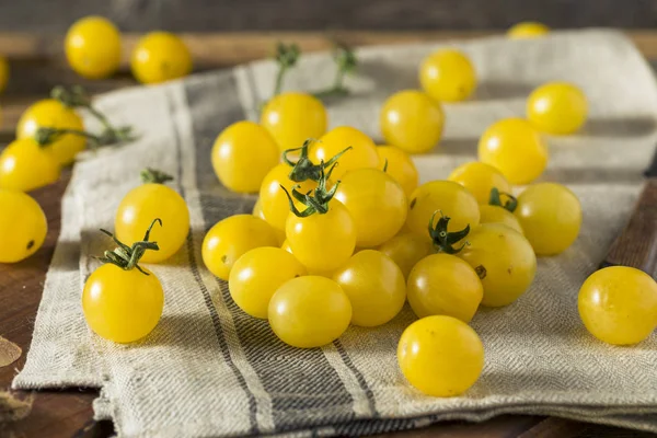 Tomates cereja amarelo orgânico cru — Fotografia de Stock