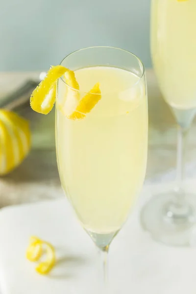Opilecký temperamentní citron francouzské 75 koktejl — Stock fotografie