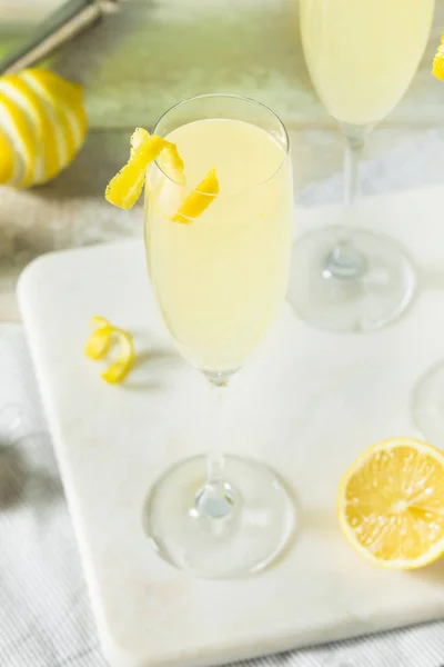 Bebida burbujeante limón francés 75 cóctel — Foto de Stock
