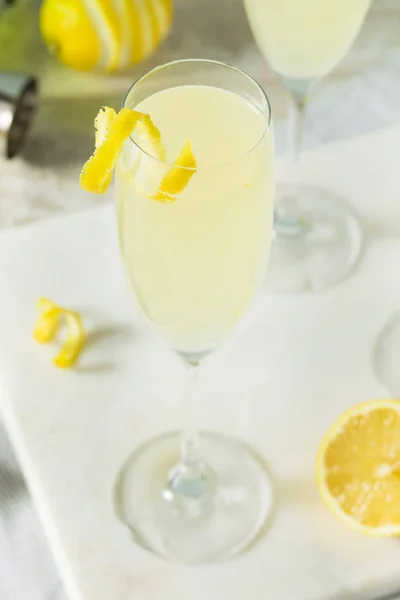 Bebida burbujeante limón francés 75 cóctel — Foto de Stock