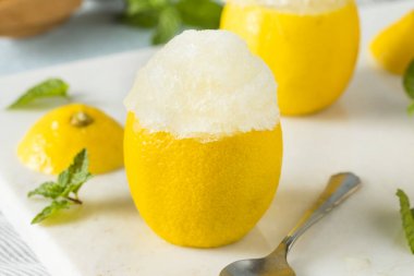 Ev yapımı sarı limon İtalyan dondurması