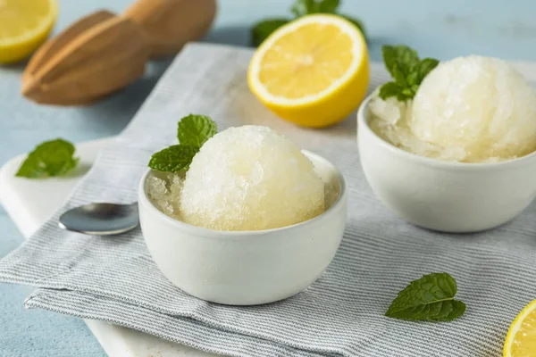 Zelfgemaakte gele citroen Italiaans ijs — Stockfoto