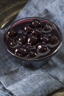 Süslü koyu kiraz likörü kokteyl kirazı