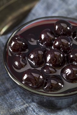 Süslü koyu kiraz likörü kokteyl kirazı