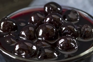 Süslü koyu kiraz likörü kokteyl kirazı