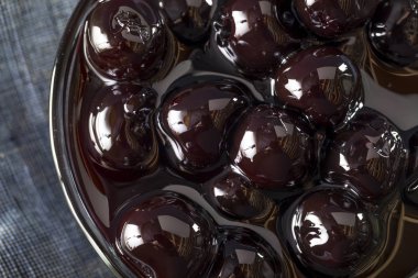 Süslü koyu kiraz likörü kokteyl kirazı