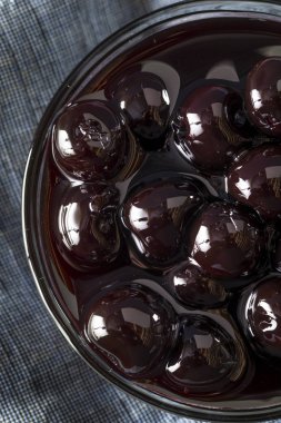 Süslü koyu kiraz likörü kokteyl kirazı