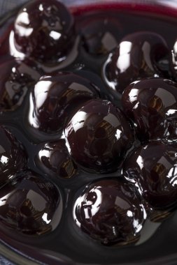 Süslü koyu kiraz likörü kokteyl kirazı