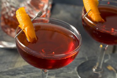 Ev yapımı kırmızı Boulevardier kokteyl