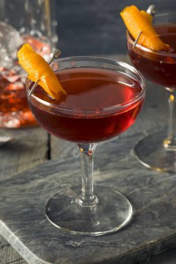 Ev yapımı kırmızı Boulevardier kokteyl