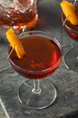 Ev yapımı kırmızı Boulevardier kokteyl