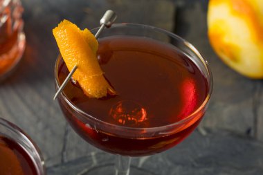 Ev yapımı kırmızı Boulevardier kokteyl