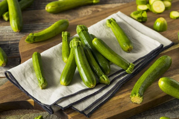 Råa gröna ekologiska Baby Zucchini — Stockfoto